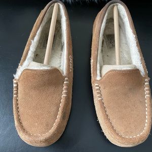 Ugg dakota slippers preowned